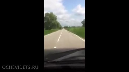 Камера заснема озадачаваща пътна маркировка по шосе в Русия ,смях