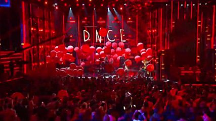 Удивителен!джо и групата му Dnce изпълняват Cake By The Ocean на живо Billboard Music Awards 2016