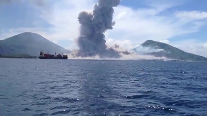 Изригващ вулкан заклаща лодка в морето