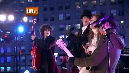 Miley Cyrus feat. Jonas Brothers - We Got the Party (live) [hq]