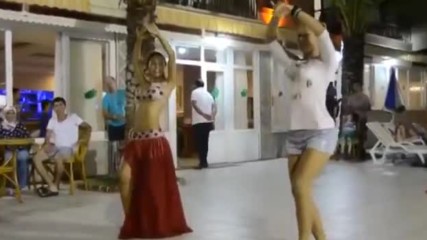 Русская девочка показала как надо танцевать восточные танцы