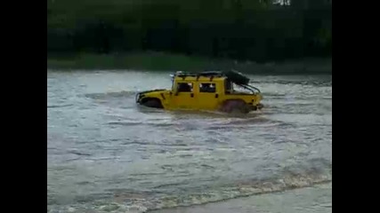 Шофиране на Hummer през езерото