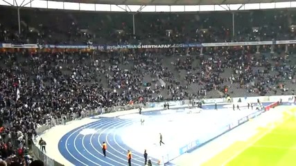 Фенове На Херта Нахлуват На Стадиона След Загубата С 1 - 0 От Нюрнберг 