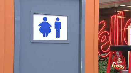 Смях* Скрита камера - Fat Woman Bathroom