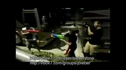 Justin Bieber пръска феновете си с вода