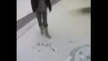 Сладуранката Ашли си играе в снега.
