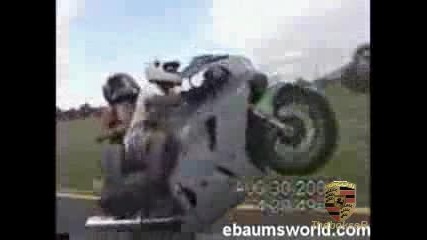 Моторист с момиче на мотора кара на 1 гума и се преобращат !!!