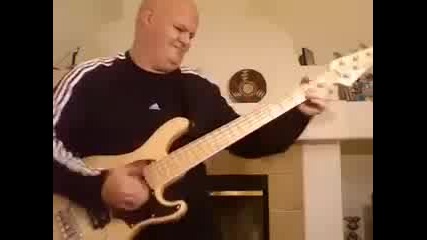 Мъж свири на бас китара 