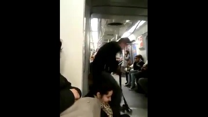 Пич изригва на тамбура в метрото