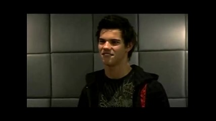 Twilights Taylor Lautner Rocks Out 