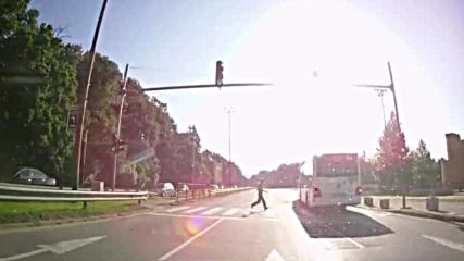 Пешеходец - самоубиец на червен светофар!!!