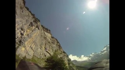 Страшно спускане край скали