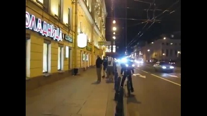 Куче и кон се състезават по улиците на Русия