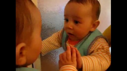 Бебе Се Гледа В Огледалото