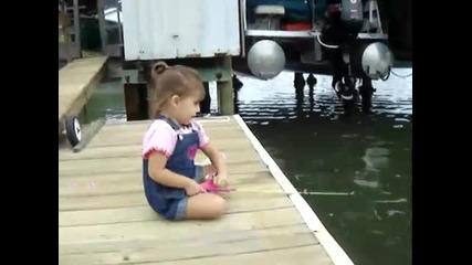 Малко момиченце хваща риба