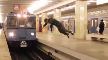 Младеж направи салто и се качи спокойно на влака от другата страна