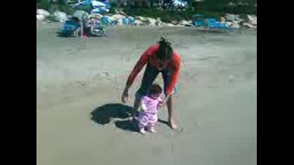Бебе Вики На Морето В Кипър