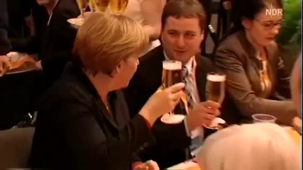 Ангела Меркел си взе душ с ... бира