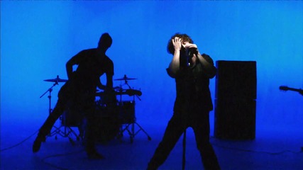 Песента влезе в класацийте на всички музикални програми - 10 Years - Shoot It Out 