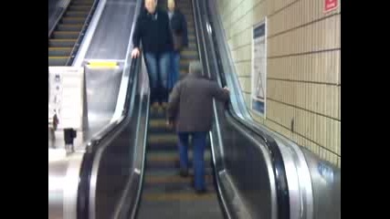 Много пиян човек се опитва да ходи по ескалатор 
