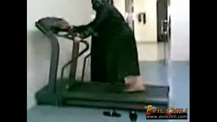 Саудитска Жена Срещу Treadmill.