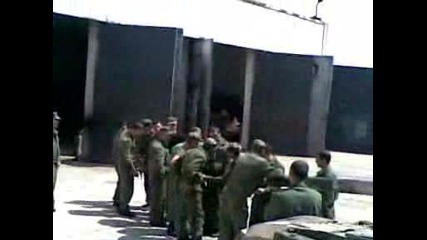 Войници чистят танк