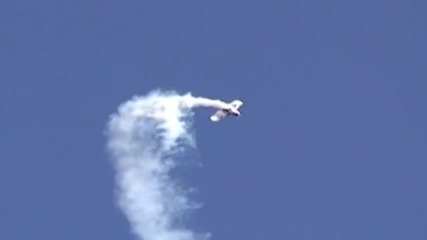 Самолет чупи крило във въздуха, пилота спасен по чудо 