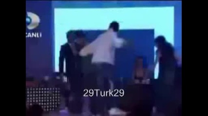 Yusuf Guney - Kolbasti oynuyor [beyaz Show ]