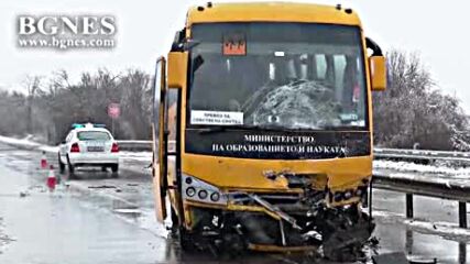 Мъж почина при катастрофа с училищен автобус край Смядово