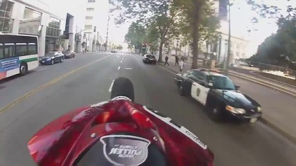 Полицай маха на моторист докато кара на една гума - Cops Wave Hi to Guy Riding a Wheelie