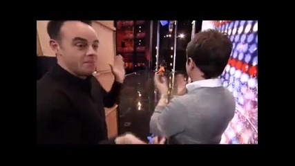 Момче вдигна публиката на крака с гласа си!! Britains Got Talent 2011
