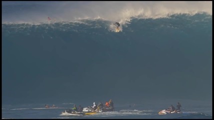 Сърфист падна от гребена на 13-метрова вълна