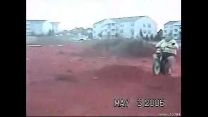 Опитайте дане се смеете на тези супер кретенски падания !!