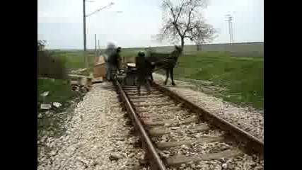 Цигани спират влак близо до гр. Меричлери-от глупав по глупав!