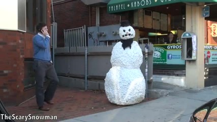 Снежен човек стряска хората. Смях !