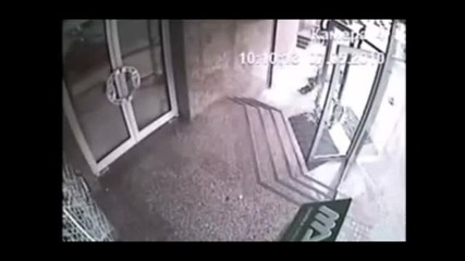 Тоя май не видя че вратата е отворена ... (смях)