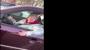 "Добре, приятелю. Не съм ядосана на теб": Ново видео показва момента преди агент на ICE да застреля