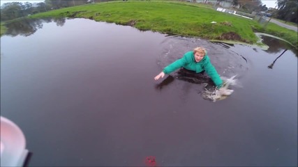 Пич влиза в езеро за да спаси дрона си от намокряне