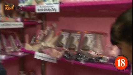 18 + Джина Стоева избира секс играчки в шоп