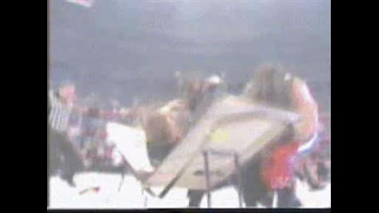 Undertaker and Kane правят задушаващо тръшване на triple h върху масата