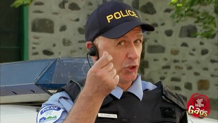 Скрита камера - Police Loses Pen Behind Ear