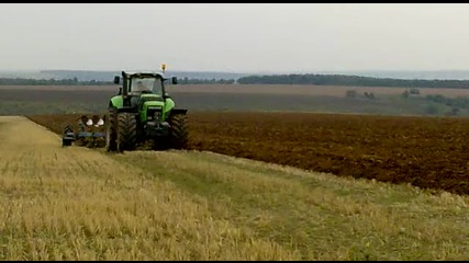 Трактор Deutz Fahr Agrotron X 720 по време на работа