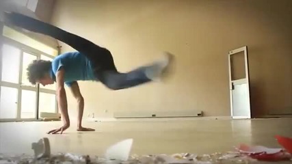 Удивително съчетание на йога с брейкденс