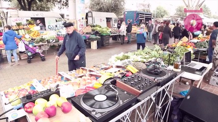 Старец фен на техно музика!