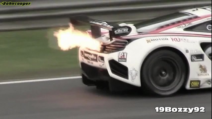 Огън от ауспусите на Mclaren Mp4 12c Gt3