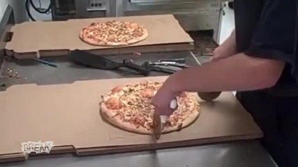 Най - бързото рязане на пица в света