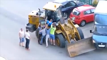 Руски тракторист на паркинг