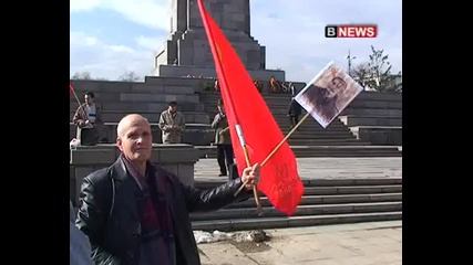 Протест пред паметника на Съветската Армия - Пенсионери си искат комунизма 23.02.10г. 