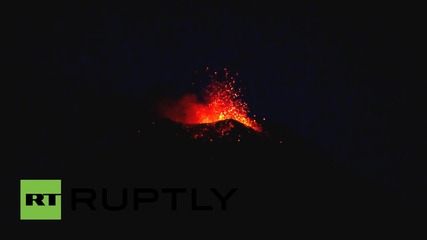 Вулканът Етна в Сицилия изхвърля лава