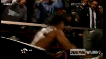 Кофи Кингстън прави ` The Boom Drop ` през маса! | Raw | 16.11.2009 